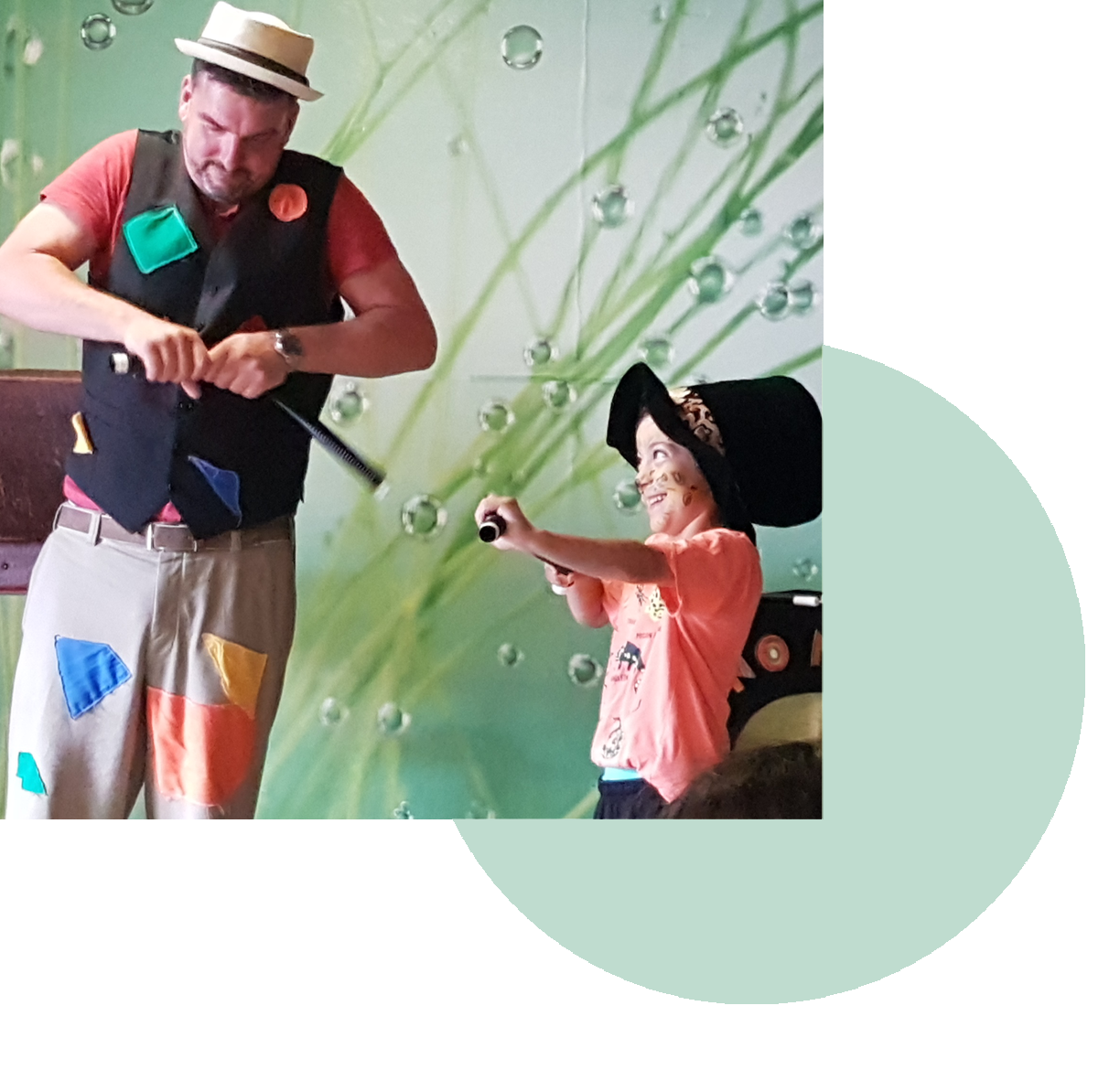 Ein Kind zaubert gemeinsam mit Kinderzauberer Pino Magino